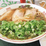 尾道ラーメン なかむら - 土手みたいなシャキシャキネギ