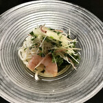 Kiraku - 先付
                        魚そうめん。冷たいジュレと薬味に茗荷、下には叩いたオクラが隠れていて合わせていただくと清涼感が広がります。