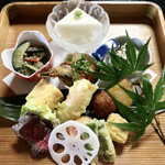 Kiraku - お福ひな膳　2200円。
                        八寸。色々盛り込まれていて目にも鮮やか。
                        旬のお味がいただけます。