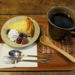 Yamagoya Cafe Kurakake - 自家製バスク風チーズケーキと本日のコーヒー（モカ）