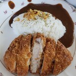 Uchihara Country Club Restaurant - ライスにはフライドオニオンとパセリの粉がかかっています