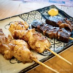 南町 串焼きセンター - 左からホルモン、ホルモン、バサ、バサ。どちらも美味