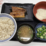 Yoshinoya Nihyaku Yonjunana Gosen Nawa Ten - 鰻皿麦とろ御膳