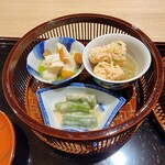 Kanzan - 先付けは鯛の子とずいきの旨煮、湯葉とうすいエンドウのすり流しに自家製唐墨、いんげん豆の胡麻酢和え