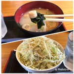 Tonkatsu Waraku - 上  味噌汁の具材
                      下  野菜サラダ