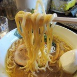 麺や 海豚 - 弾力のある力強い四角い極太ストレート。