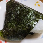 ファミリーマート - 青磯海苔漬けサーモンおにぎり、手巻きでちょっと形崩れ