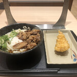 Hanamaru Udon Ginza Matsuyadori Ten - 牛肉温玉ぶっかけ（中）（冷）、鶏天