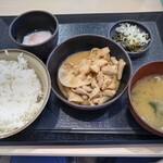 上州もつ次郎 - もつ煮定食680円(税込)
            ご飯大盛無料で、通常220g.大盛320gです(食券渡す時に聞かれます)。
            モツのボリューム満点でお味も中々良いですね♪
            温泉卵をライスオンして食べるとまた美味かった