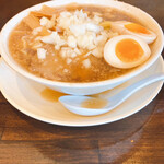 Raijin Ramen - 燕三条ラーメン味玉トッピング
                      配膳された時点でレンゲにスープが
                      こぼれていて平気これは失格ですね！