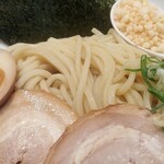 Hakata Ippudo Ikeda Ten - 麺と具をアップで