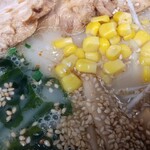 大曲ラーメン - コーン、わかめ、ネギ