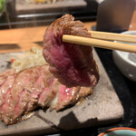 石焼ステーキ 贅 - お肉はレアのまま