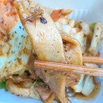 Wildkitchen Kumakuma - 平打ちのうどん、いわゆるひもかわ
                        やや硬めの食感