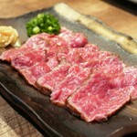 SAI Teppan Tenjinbashi - 黒毛和牛のたたき。肉の旨味が味わえる一品です。