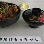 Kushiage Motchan - ハモカツソースあなん丼!!!  阿南名産の「鱧」と千切りキャベツの丼　オリジナルソースで絶品に仕上げています。すまし汁と白菜の漬物も付いて700円♪