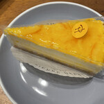 PIERRE HERME PARIS Sogo Yokohama Ten - サティーヌ864円。
                        ピエールエルメのチーズケーキ。パッションフルーツ風味ビスキュイ、ベイクドチーズケーキ、チーズムース、オレンジマーマレード、サブレ。
                        美味しいけど、値段が高い意味は不明。