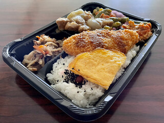 Mihara Bento - ＊日替り弁当（小）（¥350）
                        （豚肉しょうが焼と白身魚ダブル定食）