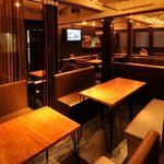 渋谷個室イタリアンダイニング アジト リュクス - 渋谷 貸切30～最大80名様（着席60名様)/130種飲放付2H4000～5000円コース/店内が見渡せる一体感ある貸切に適した空間！レイアウトも自由/設備は52inch大型液晶TV・ワイヤレスマイク2本・ＤＶＤ&CDプレイヤー・PC&i-pod接続可・カラオケ(別途5000円)完備 ※写真は着席形式イメージ