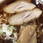 Milky Way - しょうゆベースの縮れ麺。懐かしい感じ。チャーシューも２つ入ってお得。