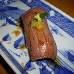 Sushi no Yamatome - optio A30で撮影。前沢牛にぎり。