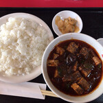 孔子餐店 - 四川麻婆豆腐(735円)と白飯(大)(210円)