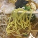 ナンチャン - 麺も加水少なめでコレは美味しい！！！
      
      家系みたいに麺が短い。
      
      
      