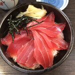 Maguro no Nakada Ya - 綺麗に盛られたまぐろ丼。