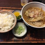 Ishikura Ya - ランチの日替わり ¥600。舞茸天付きの冷たい蕎麦若しくはうどん。勿論蕎麦を所望す。希望で白メシも無料。
                        冷たい  っつーからてっきり『ざる蕎麦』かと思ったら
                        『ぶっかけ』まぁ¥600なら仕方ないか〜