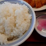 Konan Kochino Shokudo - 日替わりランチの漬物、ご飯(大盛り無料です)