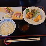 Yoro Uoshin - 週替り定食の焼き物、揚げ物、ご飯、お味噌汁