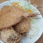 尾道ラーメン なかむら - アジフライとカキフライ、タルタルソース付き