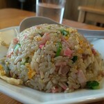 Kogen Hanten - アングルを変えてパシャッ！味付けは塩胡椒だけでなくすこーしラーメンスープのタレが入っているのかも知れません。しっかり味付けしてあるチャーハンです。