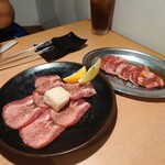 大衆肉料理 榎久 - 手前が黒タン、奥が上ハラミ