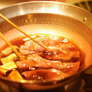 享用套餐精心挑選的食材製成的招牌牛肉料理。