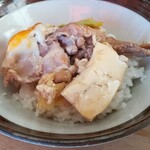 あおき - 肉豆腐をごはんに載せて、肉豆腐丼