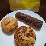 BEARD PAPA'S Ario Yao Ten - パイシュー180円✨パリ＆サクの定番生地。中はカスタードに。クッキーシュー250円✨ザクザク生地にはモンブランクリームを✨小枝シュー270円✨アーモンドと硬めの生地＆チョコで濃厚リッチなエクレアです。