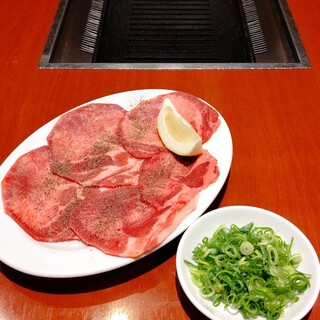 当店人気No.1！「まるかつ名物塩タン」をご賞味あれ！