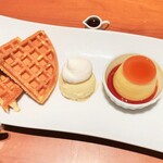 カフェモロゾフ - ワッフルプレートとお飲物。1265円