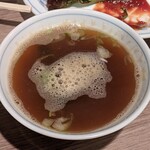 Chuka Shokudo Kashiwa - 付属のスープ(ﾟдﾟ)ｳﾏｰ
                        看板メニューは鶏塩ラーメンだけど醤油系もイケる