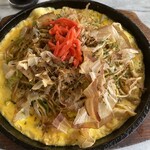 シャトー クワナ - 鉄板焼きそば！！
            目玉焼きではなく薄焼き卵バージョンなのだ♪