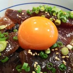 Naka U Inagi Minami Tama Ten - 漬けかつお丼とはいからうどん小冷のセット790円の生卵の黄身だけを漬けかつお丼にON