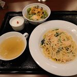 Lounge Chiyoda - 週替わりパスタ（サーモンとホウレン草のクリームソース） 税込1000円