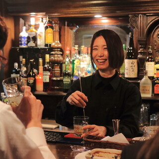 本店女性调酒师