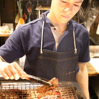 豪快に焼き上げる炭火炙り焼きなど、豚肉料理が自慢