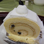 Bakery Cafe Edoya Johoku Ten - 和三盆と黒豆のロールケーキ　￥３２３