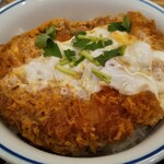 かつや - 丼面を覆うトンカツ。卵は少し節約かな。煮込み良し！