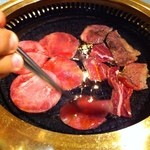 Yakiniku Rokubee - 焼肉風景