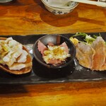 Kushiyaki Yakiton ya Tayutayu Tengachayahonten - とろ火刺し盛3種（ガツ、ハツ、ヒレ）