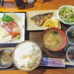 とまり木 - 料理写真:とまり木定食！おかずは鯖の塩焼き 牡蠣フライ 鯵フライの三種から選べます！